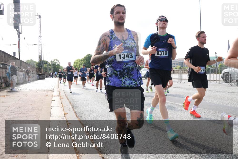 29.06.2025 - hella hamburg halbmarathon Lena Gebhardt http://msf.ph/oto/8406748 29.06.2025 09:49:43 Lombardsbrücke 1343, 8370, 296, 1343, 1445, 1800, 1975, 2324, 2573, 2745, 2750, 2849, 2949, 2980, 3014, 3116, 3136, 3282, 3431, 3530, 4148, 4303, 4318, 4425, 4528, 4766, 5050, 5648, 6095, 6123, 6149, 6771, 7035, 7109, 7229, 7796, 8370, 8465, 8925, 9264, 9265, 9296, 9686, 9914, 10680, 10930, 11765, 11952, 12098, 12327, 12839, 13141, 13158, 13457, 13800, 14077, 14204, 14311, 14359, 14374, 14629, 14667, 14688, 14789, 15094 meine-sportfotos.de