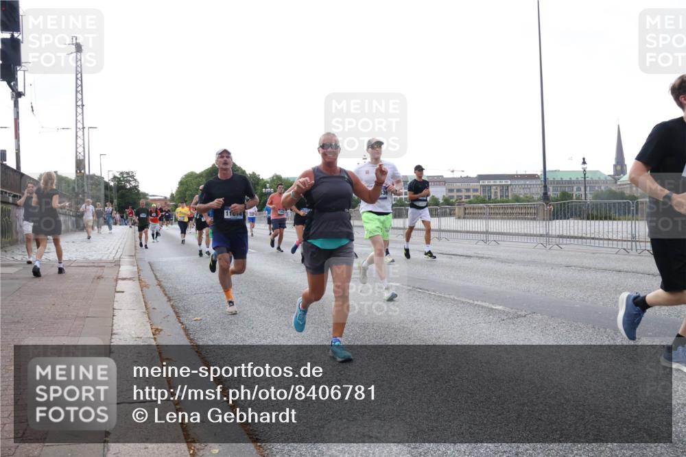 29.06.2025 - hella hamburg halbmarathon Lena Gebhardt http://msf.ph/oto/8406781 29.06.2025 10:03:59 Lombardsbrücke 11014, 1032, 1355, 1367, 2277, 2683, 2759, 2979, 3488, 4095, 4488, 5058, 5363, 5384, 5396, 5464, 5613, 5976, 6142, 6706, 7006, 7017, 7306, 7485, 8177, 8421, 8422, 8423, 8469, 8484, 8727, 9280, 9526, 9899, 10389, 10756, 11402, 11511, 11582, 11614, 12004, 12005, 12336, 12653, 13173, 13583, 13793, 15520, 15525, 15643, 15678, 15859, 16099, 16113, 16621, 17098, 17437, 17550 meine-sportfotos.de