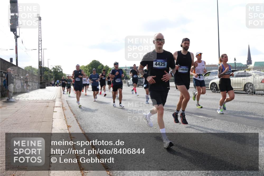 29.06.2025 - hella hamburg halbmarathon Lena Gebhardt http://msf.ph/oto/8406844 29.06.2025 09:49:44 Lombardsbrücke 14204, 4425, 14688, 9264, 1343, 1445, 1800, 1975, 2324, 2573, 2745, 2750, 2849, 2949, 2980, 3014, 3116, 3136, 3282, 3431, 3530, 4148, 4303, 4318, 4425, 4528, 4766, 5648, 6095, 6123, 6149, 6682, 7035, 7229, 7495, 7796, 8370, 8465, 8925, 9264, 9265, 9296, 9686, 9914, 10680, 10930, 11765, 11952, 12098, 12327, 12839, 13141, 13158, 13457, 13800, 14077, 14204, 14359, 14374, 14560, 14629, 14667, 14688, 14789, 15094 meine-sportfotos.de