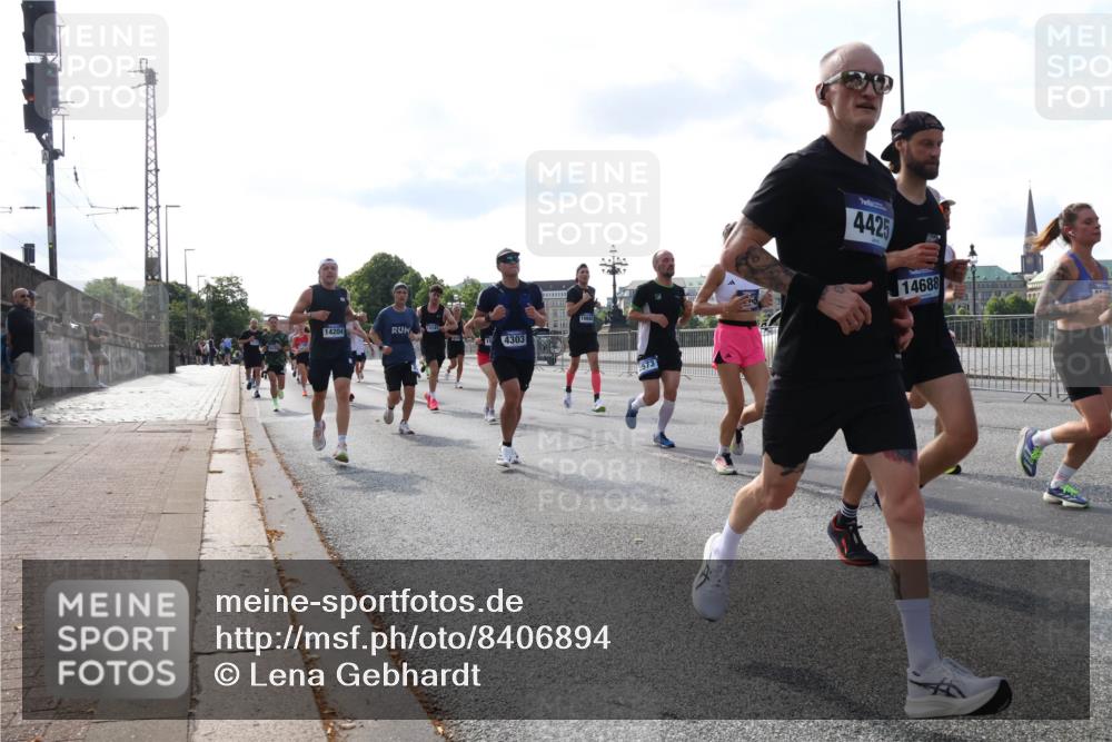 29.06.2025 - hella hamburg halbmarathon Lena Gebhardt http://msf.ph/oto/8406894 29.06.2025 09:49:44 Lombardsbrücke 14204, 4303, 2573, 4425, 14688, 1343, 1445, 1800, 1975, 2324, 2573, 2745, 2750, 2849, 2949, 2980, 3014, 3116, 3136, 3282, 3431, 3530, 4148, 4303, 4318, 4425, 4528, 4766, 5648, 6095, 6123, 6149, 6682, 7035, 7229, 7495, 7796, 8370, 8465, 8925, 9264, 9265, 9296, 9686, 9914, 10680, 10930, 11765, 11952, 12098, 12327, 12839, 13141, 13158, 13457, 13800, 14077, 14204, 14359, 14374, 14560, 14629, 14667, 14688, 14789, 15094 meine-sportfotos.de