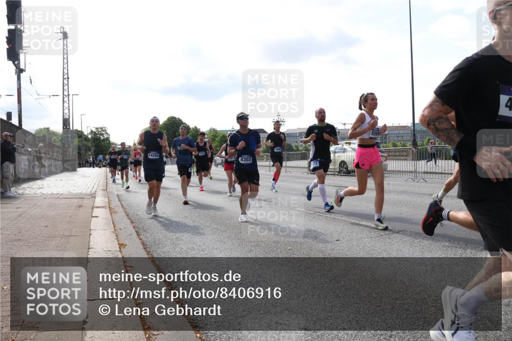 29.06.2025 - hella hamburg halbmarathon Lena Gebhardt http://msf.ph/oto/8406916 29.06.2025 09:49:44 Lombardsbrücke 14204, 13141, 5013, 4303, 926, 4, 1343, 1445, 1800, 1975, 2324, 2573, 2745, 2750, 2849, 2949, 2980, 3014, 3116, 3136, 3282, 3431, 3530, 4148, 4303, 4318, 4425, 4528, 4766, 5648, 6095, 6123, 6149, 6682, 7035, 7229, 7495, 7796, 8370, 8465, 8925, 9264, 9265, 9296, 9686, 9914, 10680, 10930, 11765, 11952, 12098, 12327, 12839, 13141, 13158, 13457, 13800, 14077, 14204, 14359, 14374, 14560, 14629, 14667, 14688, 14789, 15094 meine-sportfotos.de