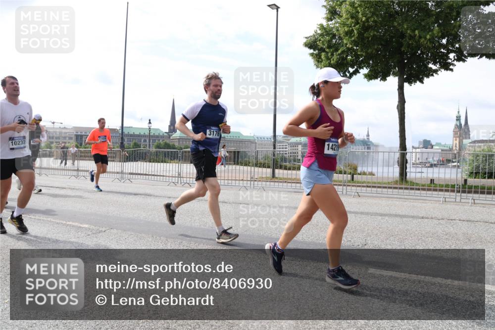 29.06.2025 - hella hamburg halbmarathon Lena Gebhardt http://msf.ph/oto/8406930 29.06.2025 10:16:43 Lombardsbrücke 0232, 83, 3176, 14219, 1117, 1212, 1240, 1244, 1331, 1403, 1599, 1602, 1825, 2225, 2347, 2912, 3030, 3088, 3134, 3156, 3176, 3450, 3484, 3648, 3687, 4478, 4583, 5036, 5037, 5294, 6024, 6328, 6488, 6742, 6941, 6948, 7114, 7115, 7158, 7257, 7358, 7360, 7376, 7753, 7924, 7928, 8263, 8295, 8317, 8513, 8597, 8619, 8645, 8707, 8847, 8857, 9091, 9208, 9332, 9492, 9628, 9664, 9676, 9810, 10076, 10139, 10141, 10183, 10232, 11344, 11345 meine-sportfotos.de