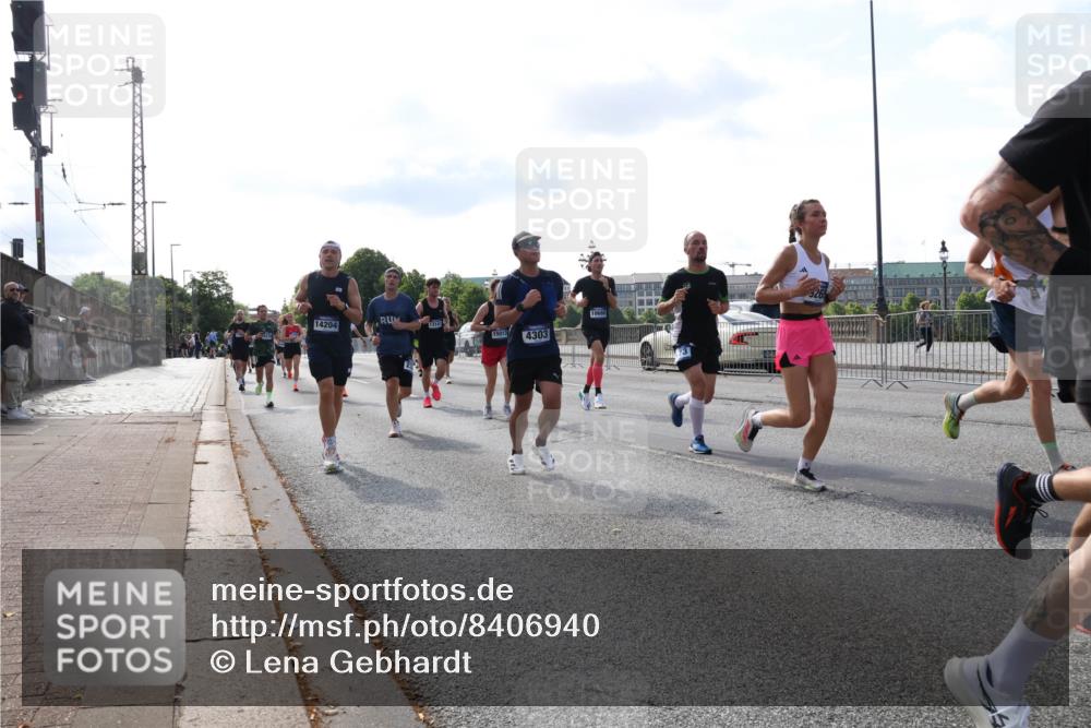 29.06.2025 - hella hamburg halbmarathon Lena Gebhardt http://msf.ph/oto/8406940 29.06.2025 09:49:44 Lombardsbrücke 14204, 15013, 4303, 326, 1343, 1445, 1800, 1975, 2324, 2573, 2745, 2750, 2849, 2949, 2980, 3014, 3116, 3136, 3282, 3431, 3530, 4148, 4303, 4318, 4425, 4528, 4766, 5648, 6095, 6123, 6149, 6682, 7035, 7229, 7495, 7796, 8370, 8465, 8925, 9264, 9265, 9296, 9686, 9914, 10680, 10930, 11765, 11952, 12098, 12327, 12839, 13141, 13158, 13457, 13800, 14077, 14204, 14359, 14374, 14560, 14629, 14667, 14688, 14789, 15094 meine-sportfotos.de