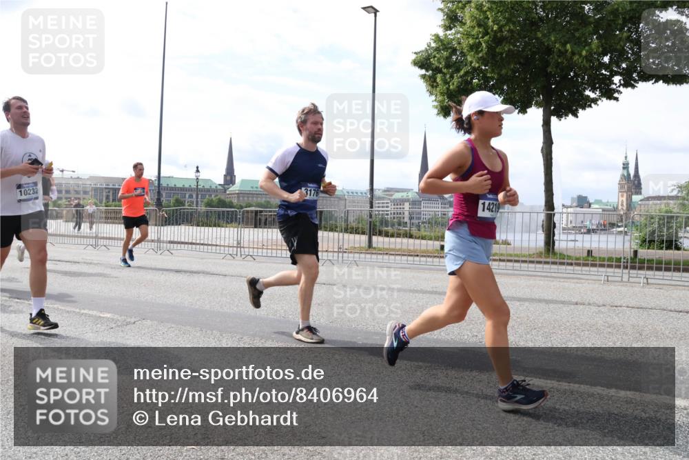 29.06.2025 - hella hamburg halbmarathon Lena Gebhardt http://msf.ph/oto/8406964 29.06.2025 10:16:44 Lombardsbrücke 10232, 3176, 14219, 1117, 1212, 1240, 1244, 1331, 1403, 1553, 1599, 1602, 1825, 2225, 2347, 2912, 3030, 3088, 3134, 3156, 3176, 3450, 3484, 3648, 3687, 4478, 4583, 5036, 5037, 5294, 6024, 6328, 6488, 6742, 6941, 6948, 7114, 7115, 7158, 7257, 7345, 7358, 7360, 7376, 7753, 7924, 7928, 8263, 8295, 8317, 8513, 8597, 8619, 8645, 8707, 8847, 8857, 9091, 9208, 9332, 9492, 9628, 9664, 9676, 9810, 10076, 10139, 10141, 10183, 10232, 11344, 11345 meine-sportfotos.de