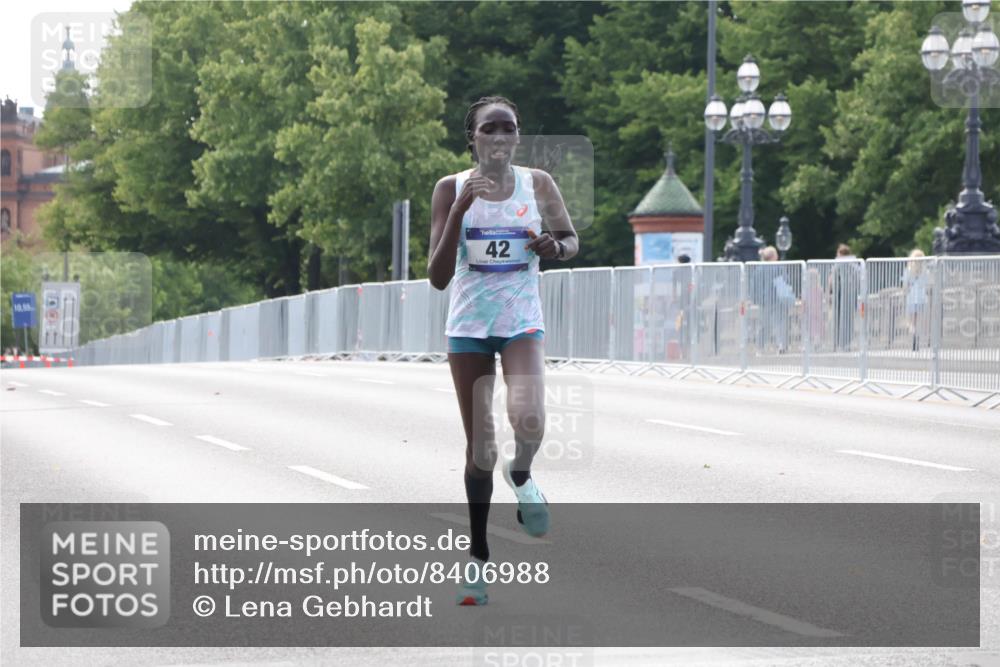 29.06.2025 - hella hamburg halbmarathon Lena Gebhardt http://msf.ph/oto/8406988 29.06.2025 09:35:52 Lombardsbrücke 10, 55, 42, 28, 36, 39, 42, 47, 14689, 17888 meine-sportfotos.de