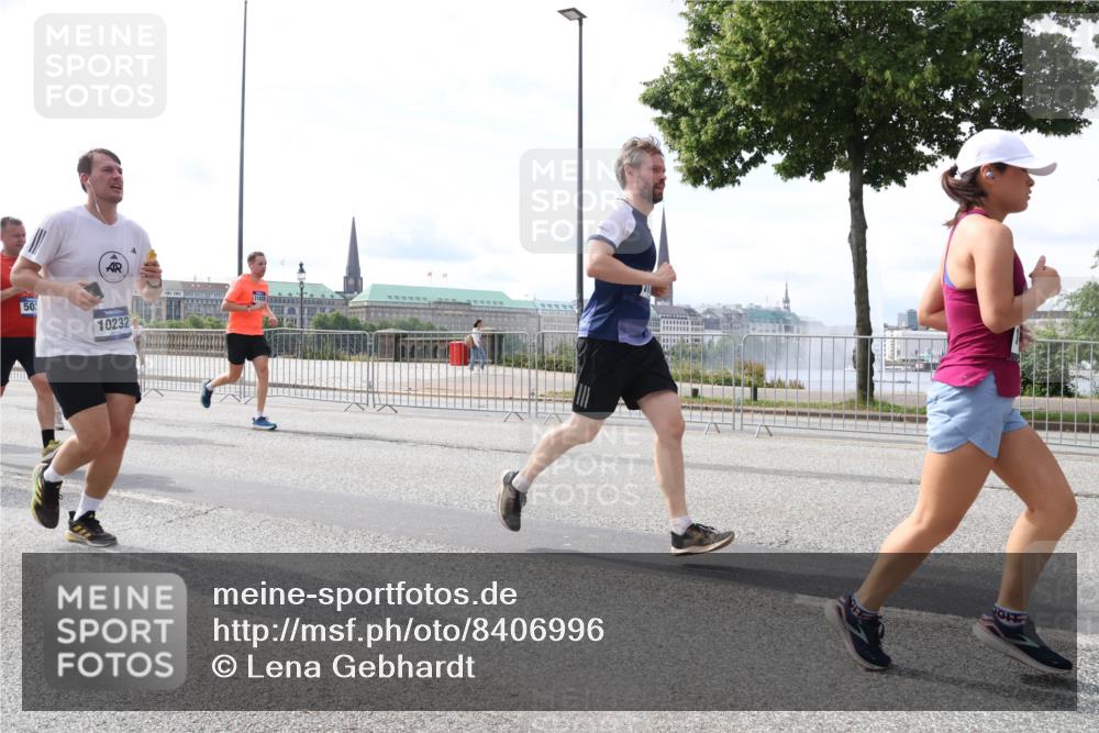 29.06.2025 - hella hamburg halbmarathon Lena Gebhardt http://msf.ph/oto/8406996 29.06.2025 10:16:44 Lombardsbrücke 50, 10232, 1117, 1212, 1240, 1244, 1331, 1403, 1553, 1599, 1602, 1825, 2225, 2347, 2912, 3030, 3088, 3134, 3156, 3176, 3450, 3484, 3648, 3687, 4478, 4583, 5036, 5037, 5294, 6024, 6328, 6488, 6742, 6941, 6948, 7114, 7115, 7158, 7257, 7345, 7358, 7360, 7376, 7753, 7924, 7928, 8263, 8295, 8317, 8513, 8597, 8619, 8645, 8707, 8847, 8857, 9091, 9208, 9332, 9492, 9628, 9664, 9676, 9810, 10076, 10139, 10141, 10183, 10232, 11344, 11345 meine-sportfotos.de