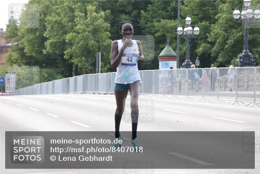 29.06.2025 - hella hamburg halbmarathon Lena Gebhardt http://msf.ph/oto/8407018 29.06.2025 09:35:52 Lombardsbrücke 42, 28, 36, 39, 42, 47, 14689, 17888 meine-sportfotos.de