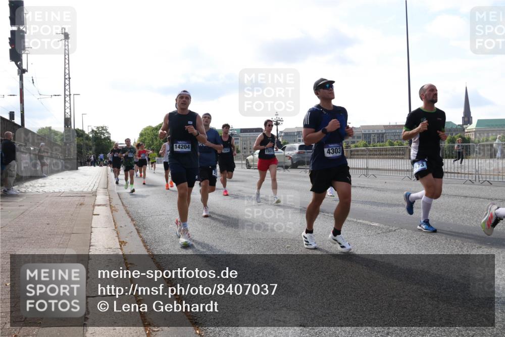 29.06.2025 - hella hamburg halbmarathon Lena Gebhardt http://msf.ph/oto/8407037 29.06.2025 09:49:45 Lombardsbrücke 14204, 13141, 15013, 4303, 1343, 1445, 1800, 1975, 2324, 2573, 2745, 2750, 2849, 2949, 2980, 3014, 3116, 3136, 3282, 3431, 3530, 4148, 4303, 4318, 4425, 4528, 4766, 5648, 6095, 6123, 6149, 6682, 7035, 7229, 7495, 7796, 8370, 8465, 8629, 8925, 9264, 9265, 9296, 9686, 9914, 10680, 10930, 11765, 11952, 12098, 12327, 12839, 13141, 13457, 13800, 14077, 14204, 14359, 14374, 14560, 14629, 14667, 14688, 14789, 15094 meine-sportfotos.de