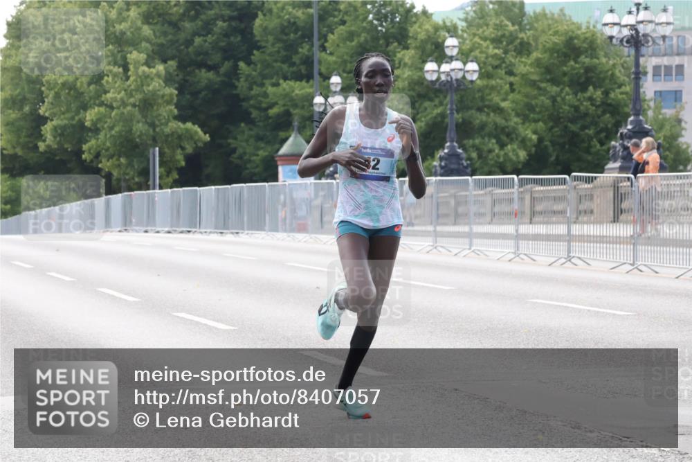29.06.2025 - hella hamburg halbmarathon Lena Gebhardt http://msf.ph/oto/8407057 29.06.2025 09:35:53 Lombardsbrücke 2, 28, 36, 39, 42, 47, 14689, 17888 meine-sportfotos.de