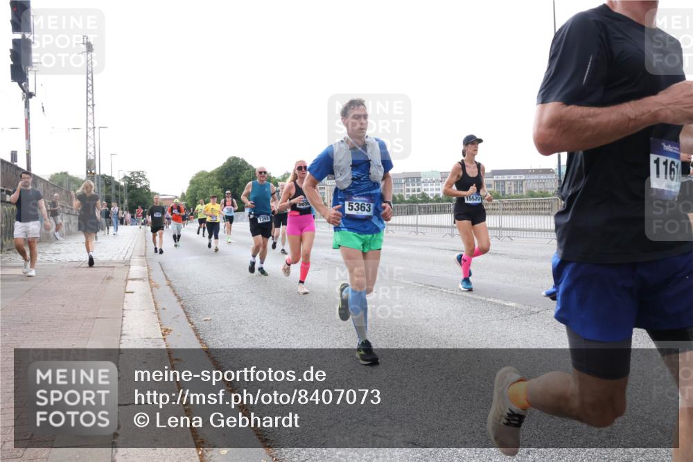 29.06.2025 - hella hamburg halbmarathon Lena Gebhardt http://msf.ph/oto/8407073 29.06.2025 10:04:01 Lombardsbrücke 989, 1355, 5363, 15520, 1161, 1032, 1355, 1367, 2277, 2683, 2759, 2979, 3488, 4095, 4488, 5058, 5363, 5384, 5396, 5613, 5976, 6142, 6706, 6709, 7006, 7017, 7306, 7485, 8177, 8421, 8422, 8423, 8469, 8484, 8727, 9280, 9526, 9899, 10389, 10756, 11402, 11511, 11582, 11614, 12004, 12005, 12336, 12653, 13173, 13583, 13793, 15520, 15525, 15643, 15678, 15859, 16099, 16113, 16621, 17071, 17098, 17437, 17550 meine-sportfotos.de