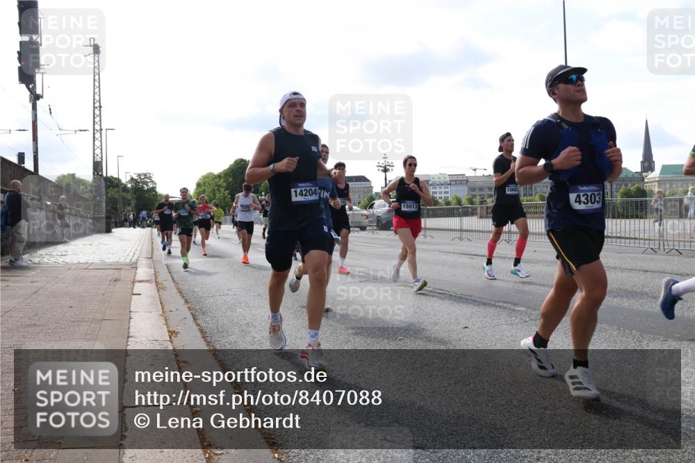 29.06.2025 - hella hamburg halbmarathon Lena Gebhardt http://msf.ph/oto/8407088 29.06.2025 09:49:45 Lombardsbrücke 1975, 14204, 15013, 4303, 1343, 1445, 1800, 1975, 2324, 2573, 2745, 2750, 2849, 2949, 2980, 3014, 3116, 3136, 3282, 3431, 3530, 4148, 4303, 4318, 4425, 4528, 4766, 5648, 6095, 6123, 6149, 6682, 7035, 7229, 7495, 7796, 8370, 8465, 8629, 8925, 9264, 9265, 9296, 9686, 9914, 10680, 10930, 11765, 11952, 12098, 12327, 12839, 13141, 13457, 13800, 14077, 14204, 14359, 14374, 14560, 14629, 14667, 14688, 14789, 15094 meine-sportfotos.de