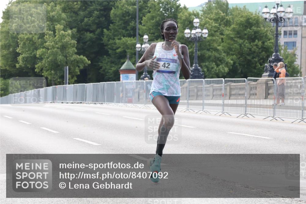 29.06.2025 - hella hamburg halbmarathon Lena Gebhardt http://msf.ph/oto/8407092 29.06.2025 09:35:53 Lombardsbrücke 42, 28, 36, 39, 42, 47, 14689, 17888 meine-sportfotos.de