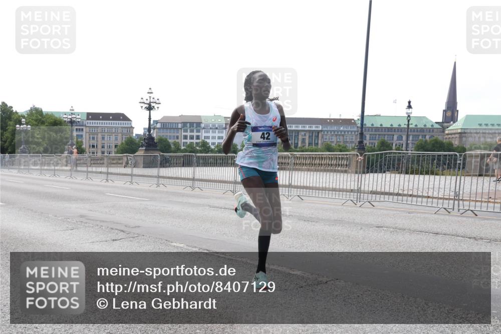 29.06.2025 - hella hamburg halbmarathon Lena Gebhardt http://msf.ph/oto/8407129 29.06.2025 09:35:55 Lombardsbrücke 42, 28, 36, 39, 42, 47, 14689, 17888 meine-sportfotos.de