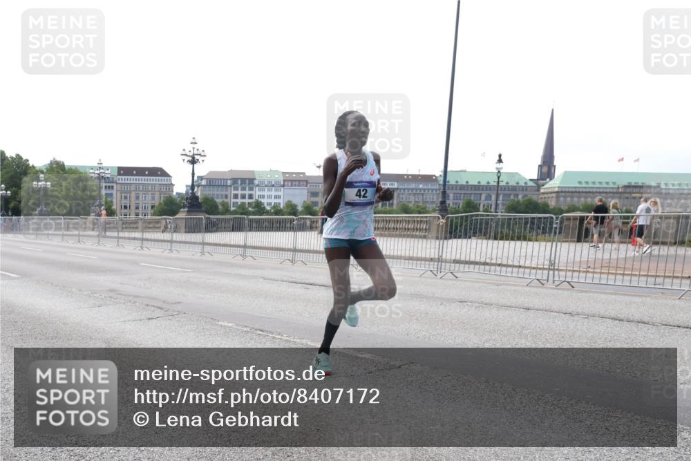 29.06.2025 - hella hamburg halbmarathon Lena Gebhardt http://msf.ph/oto/8407172 29.06.2025 09:35:55 Lombardsbrücke 42, 28, 36, 39, 42, 47, 14689, 17888 meine-sportfotos.de