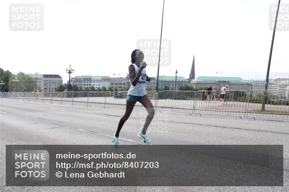 29.06.2025 - hella hamburg halbmarathon Lena Gebhardt http://msf.ph/oto/8407203 29.06.2025 09:35:55 Lombardsbrücke 42, 28, 36, 39, 42, 47, 14689, 17888 meine-sportfotos.de