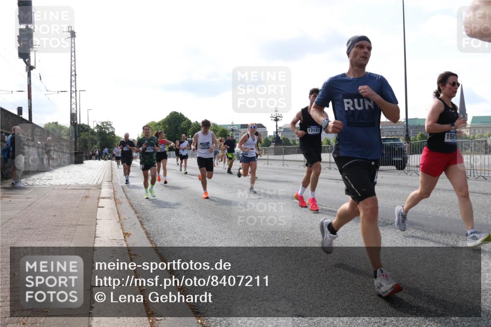 29.06.2025 - hella hamburg halbmarathon Lena Gebhardt http://msf.ph/oto/8407211 29.06.2025 09:49:46 Lombardsbrücke 1975, 4374, 13141, 15013, 1343, 1445, 1800, 1975, 2324, 2573, 2745, 2750, 2849, 2949, 2980, 3014, 3116, 3136, 3282, 3431, 3530, 4148, 4303, 4318, 4425, 4528, 4766, 5648, 6095, 6123, 6149, 6682, 7035, 7229, 7495, 7796, 8370, 8465, 8629, 8925, 9264, 9265, 9296, 9686, 9914, 9979, 10680, 10930, 11765, 12098, 12327, 12839, 13141, 13457, 13800, 14077, 14204, 14359, 14374, 14560, 14629, 14667, 14688, 14789, 15094 meine-sportfotos.de