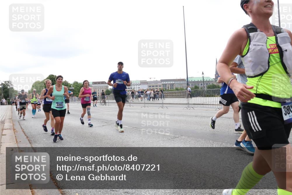 29.06.2025 - hella hamburg halbmarathon Lena Gebhardt http://msf.ph/oto/8407221 29.06.2025 10:50:33 Lombardsbrücke 7677, 3203, 15230, 13887, 380, 1259, 1828, 1930, 2047, 2200, 3184, 3203, 3229, 3647, 3680, 3701, 3710, 3805, 3838, 3897, 4090, 4168, 4642, 4695, 4771, 4961, 5119, 5131, 5997, 6178, 6680, 6830, 7133, 7161, 7505, 7677, 7721, 7722, 7755, 7938, 8200, 8254, 8299, 8833, 8834, 9096, 9168, 9605, 9933, 9940, 10060, 10286, 10437, 10617, 10744, 11426, 11696, 11716, 12079, 12392, 12393, 13127, 13128, 13381, 13846, 13887, 14102, 14144, 14591, 14940, 15017, 15230, 15416 meine-sportfotos.de