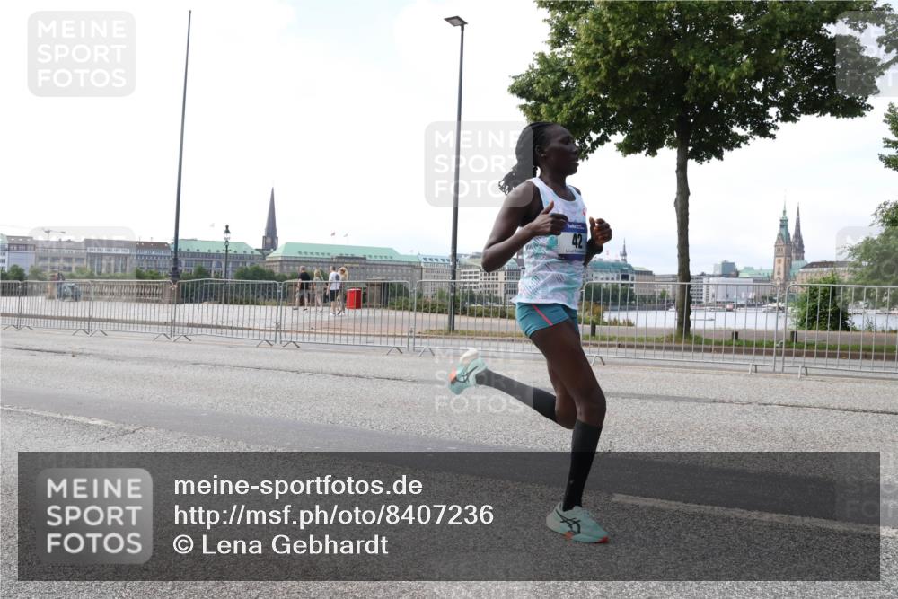 29.06.2025 - hella hamburg halbmarathon Lena Gebhardt http://msf.ph/oto/8407236 29.06.2025 09:35:56 Lombardsbrücke 42, 28, 36, 39, 42, 47, 14689, 17888 meine-sportfotos.de