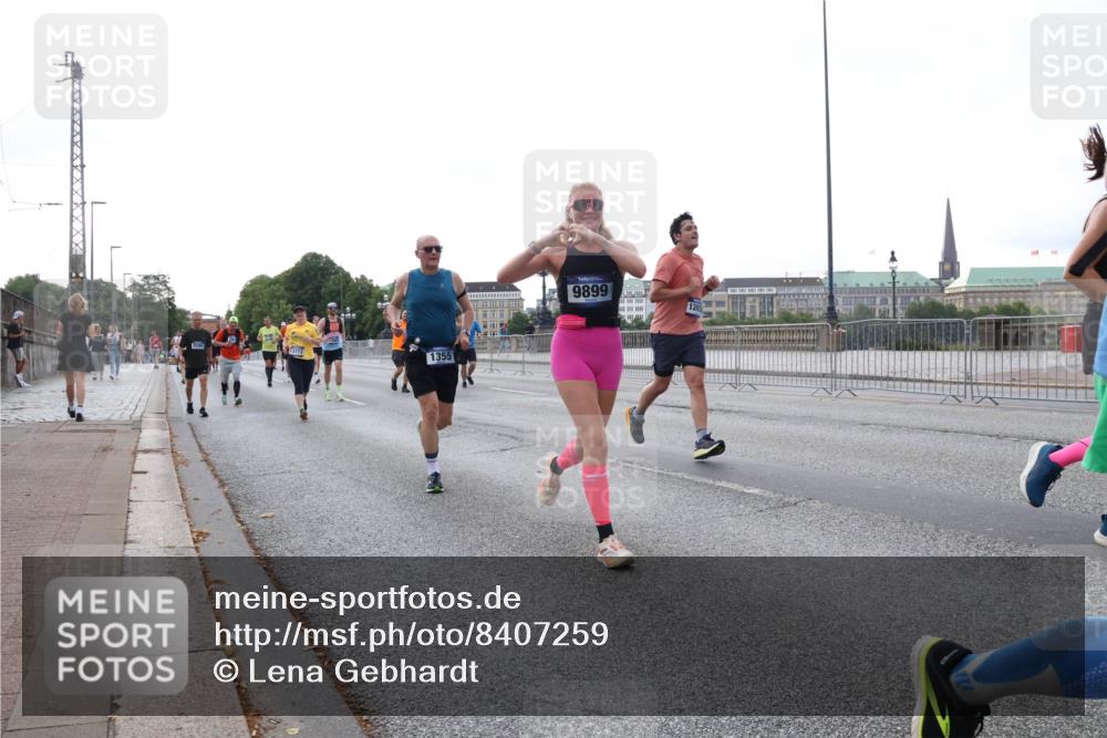 29.06.2025 - hella hamburg halbmarathon Lena Gebhardt http://msf.ph/oto/8407259 29.06.2025 10:04:02 Lombardsbrücke 1355, 9899, 1265, 1032, 1355, 1367, 2277, 2683, 2759, 2979, 3488, 4095, 4488, 4587, 5058, 5363, 5384, 5396, 5613, 5976, 6142, 6706, 6709, 7006, 7017, 7306, 7485, 8177, 8421, 8422, 8423, 8469, 8484, 8727, 9280, 9526, 9899, 10389, 10756, 11402, 11511, 11582, 11614, 12004, 12005, 12336, 12653, 13173, 13583, 13793, 14340, 15520, 15525, 15643, 15678, 15859, 16099, 16113, 16621, 17071, 17098, 17437, 17550 meine-sportfotos.de