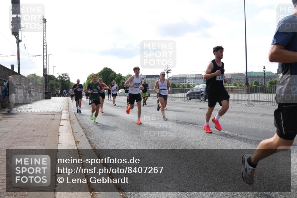 29.06.2025 - hella hamburg halbmarathon Lena Gebhardt http://msf.ph/oto/8407267 29.06.2025 09:49:46 Lombardsbrücke 1314, 1975, 4374, 1343, 1445, 1800, 1975, 2324, 2573, 2745, 2750, 2849, 2949, 2980, 3014, 3116, 3136, 3282, 3431, 3530, 4148, 4303, 4318, 4425, 4528, 4766, 5648, 6095, 6123, 6149, 6682, 7035, 7229, 7495, 7796, 8370, 8465, 8629, 8925, 9264, 9265, 9296, 9686, 9914, 9979, 10680, 10930, 11765, 12098, 12327, 12839, 13141, 13457, 13800, 14077, 14204, 14359, 14374, 14560, 14629, 14667, 14688, 14789, 15094 meine-sportfotos.de