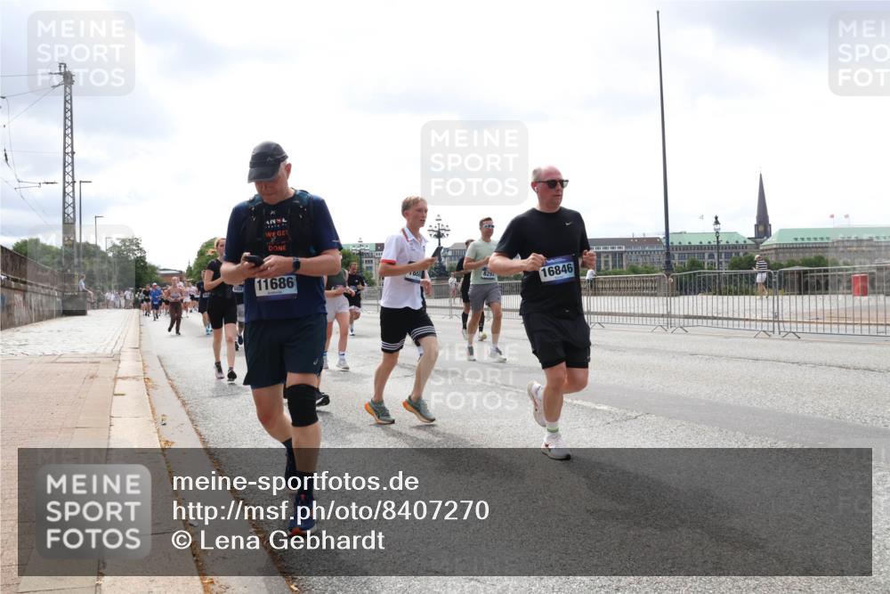 29.06.2025 - hella hamburg halbmarathon Lena Gebhardt http://msf.ph/oto/8407270 29.06.2025 10:41:25 Lombardsbrücke 11686, 825, 16846, 1314, 1317, 1509, 1536, 1542, 1623, 1731, 2153, 2229, 2258, 2805, 3344, 3532, 3533, 3623, 4234, 4412, 4415, 4610, 4638, 4787, 5086, 5225, 5549, 5688, 5689, 5928, 5942, 6088, 6250, 6450, 6474, 6793, 6842, 6894, 7022, 7023, 7661, 7821, 7829, 7968, 8004, 8162, 8163, 8293, 8385, 8586, 8751, 8769, 8848, 8878, 8992, 9962, 10181, 10269, 10348, 10407, 10483, 10644, 10835, 11011, 11166 meine-sportfotos.de