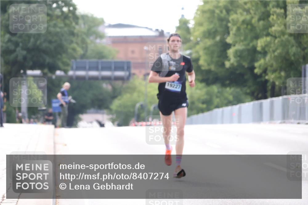 29.06.2025 - hella hamburg halbmarathon Lena Gebhardt http://msf.ph/oto/8407274 29.06.2025 09:36:22 Lombardsbrücke 19227, 42, 14689, 19227 meine-sportfotos.de