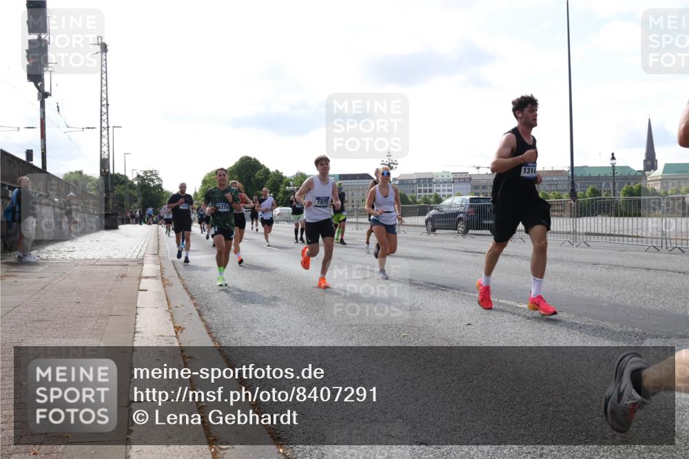29.06.2025 - hella hamburg halbmarathon Lena Gebhardt http://msf.ph/oto/8407291 29.06.2025 09:49:47 Lombardsbrücke 15258, 1975, 1314, 1343, 1445, 1615, 1800, 1975, 2324, 2573, 2745, 2750, 2849, 2949, 2980, 3014, 3116, 3136, 3282, 3431, 3530, 4148, 4303, 4318, 4425, 4528, 4766, 5248, 5648, 6095, 6123, 6682, 7035, 7229, 7495, 7796, 8370, 8465, 8629, 8925, 9264, 9265, 9294, 9296, 9686, 9914, 9979, 10680, 10930, 11765, 12098, 12327, 12839, 13141, 13457, 13800, 14077, 14204, 14359, 14374, 14560, 14629, 14667, 14688, 14789, 15094 meine-sportfotos.de