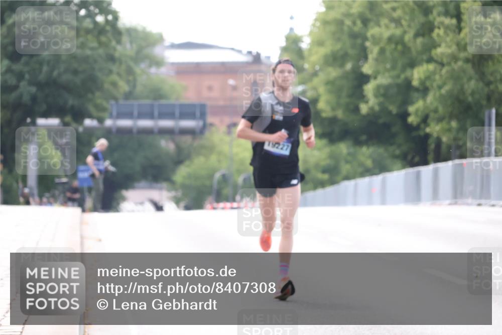 29.06.2025 - hella hamburg halbmarathon Lena Gebhardt http://msf.ph/oto/8407308 29.06.2025 09:36:22 Lombardsbrücke 19227, 42, 14689, 19227 meine-sportfotos.de