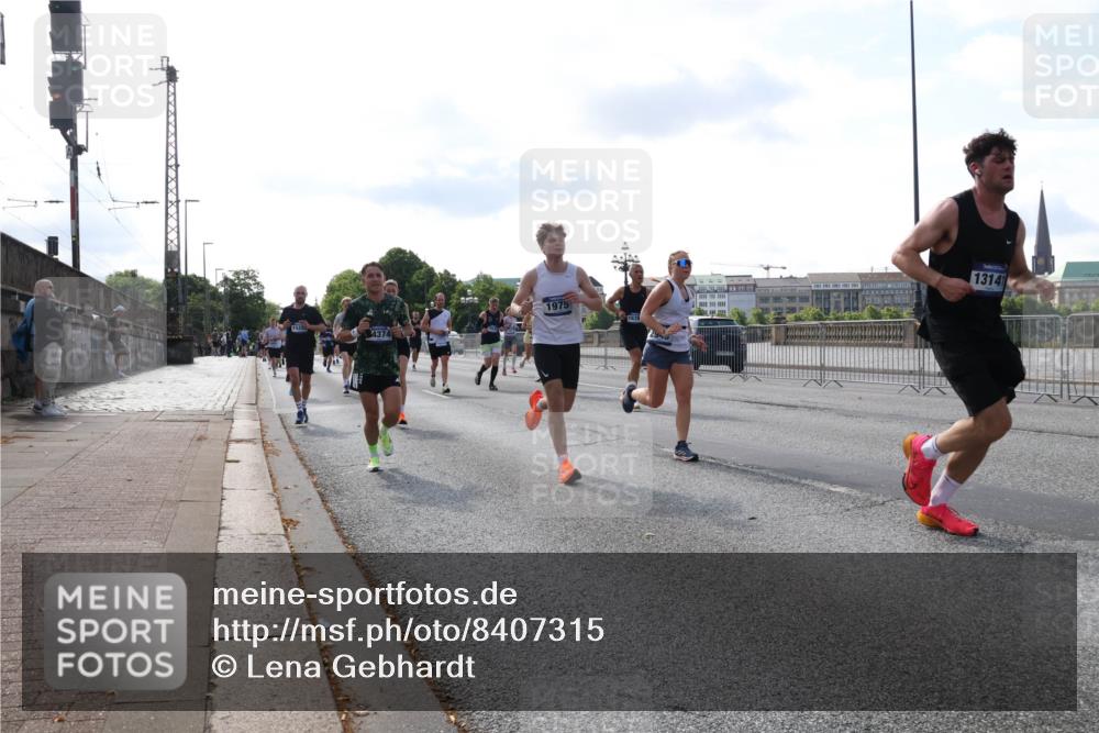 29.06.2025 - hella hamburg halbmarathon Lena Gebhardt http://msf.ph/oto/8407315 29.06.2025 09:49:47 Lombardsbrücke 4374, 1975, 1639, 13141, 1343, 1445, 1615, 1800, 1975, 2324, 2573, 2745, 2750, 2849, 2949, 2980, 3014, 3116, 3136, 3282, 3431, 3530, 4148, 4303, 4318, 4425, 4528, 4766, 5248, 5648, 6095, 6123, 6682, 7035, 7229, 7495, 7796, 8370, 8465, 8629, 8925, 9264, 9265, 9294, 9296, 9686, 9914, 9979, 10680, 10930, 11765, 12098, 12327, 12839, 13141, 13457, 13800, 14077, 14204, 14359, 14374, 14560, 14629, 14667, 14688, 14789, 15094 meine-sportfotos.de