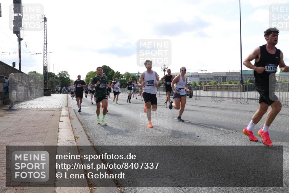 29.06.2025 - hella hamburg halbmarathon Lena Gebhardt http://msf.ph/oto/8407337 29.06.2025 09:49:47 Lombardsbrücke 1975, 4374, 16399, 049, 13141, 1343, 1445, 1615, 1800, 1975, 2324, 2573, 2745, 2750, 2849, 2949, 2980, 3014, 3116, 3136, 3282, 3431, 3530, 4148, 4303, 4318, 4425, 4528, 4766, 5248, 5648, 6095, 6123, 6682, 7035, 7229, 7495, 7796, 8370, 8465, 8629, 8925, 9264, 9265, 9294, 9296, 9686, 9914, 9979, 10680, 10930, 11765, 12098, 12327, 12839, 13141, 13457, 13800, 14077, 14204, 14359, 14374, 14560, 14629, 14667, 14688, 14789, 15094 meine-sportfotos.de