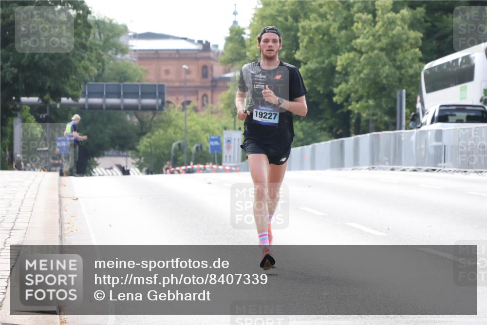 29.06.2025 - hella hamburg halbmarathon Lena Gebhardt http://msf.ph/oto/8407339 29.06.2025 09:36:23 Lombardsbrücke 19227, 42, 14689, 19227 meine-sportfotos.de