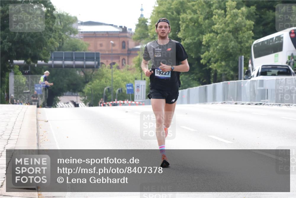 29.06.2025 - hella hamburg halbmarathon Lena Gebhardt http://msf.ph/oto/8407378 29.06.2025 09:36:23 Lombardsbrücke 19227, 42, 14689, 19227 meine-sportfotos.de
