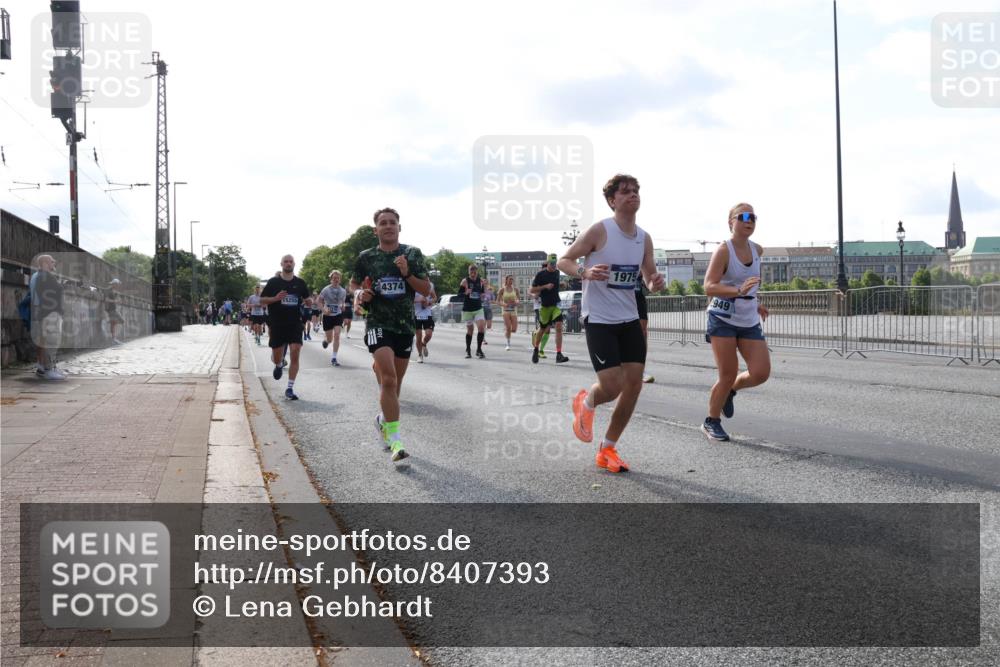 29.06.2025 - hella hamburg halbmarathon Lena Gebhardt http://msf.ph/oto/8407393 29.06.2025 09:49:47 Lombardsbrücke 4374, 15255, 1975, 949, 1343, 1445, 1615, 1800, 1975, 2324, 2573, 2745, 2750, 2849, 2949, 2980, 3014, 3116, 3136, 3282, 3431, 3530, 4148, 4303, 4318, 4425, 4528, 4766, 5248, 5648, 6095, 6123, 6682, 7035, 7229, 7495, 7796, 8370, 8465, 8629, 8925, 9264, 9265, 9294, 9296, 9686, 9914, 9979, 10680, 10930, 11765, 12098, 12327, 12839, 13141, 13457, 13800, 14077, 14204, 14359, 14374, 14560, 14629, 14667, 14688, 14789, 15094 meine-sportfotos.de