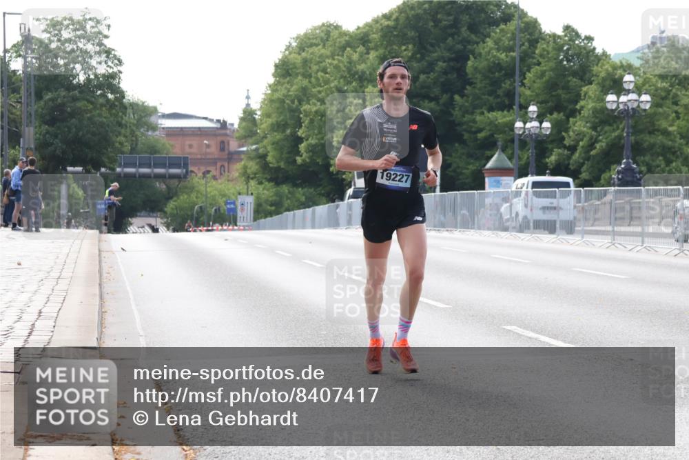 29.06.2025 - hella hamburg halbmarathon Lena Gebhardt http://msf.ph/oto/8407417 29.06.2025 09:36:25 Lombardsbrücke 19227, 42, 14689, 19227 meine-sportfotos.de
