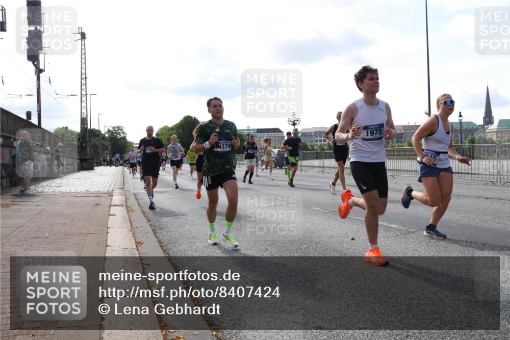 29.06.2025 - hella hamburg halbmarathon Lena Gebhardt http://msf.ph/oto/8407424 29.06.2025 09:49:48 Lombardsbrücke 1975, 4374, 1343, 1445, 1615, 1800, 1975, 2324, 2415, 2573, 2745, 2750, 2849, 2949, 2980, 3014, 3136, 3282, 3431, 3530, 4148, 4303, 4318, 4425, 4528, 4766, 5248, 5648, 6095, 6123, 6682, 7035, 7229, 7495, 7796, 8370, 8465, 8629, 8925, 9264, 9265, 9294, 9296, 9686, 9914, 9979, 10680, 10930, 11765, 12098, 12327, 12839, 13141, 13457, 13800, 14077, 14204, 14359, 14374, 14560, 14629, 14667, 14688, 14789, 15094 meine-sportfotos.de