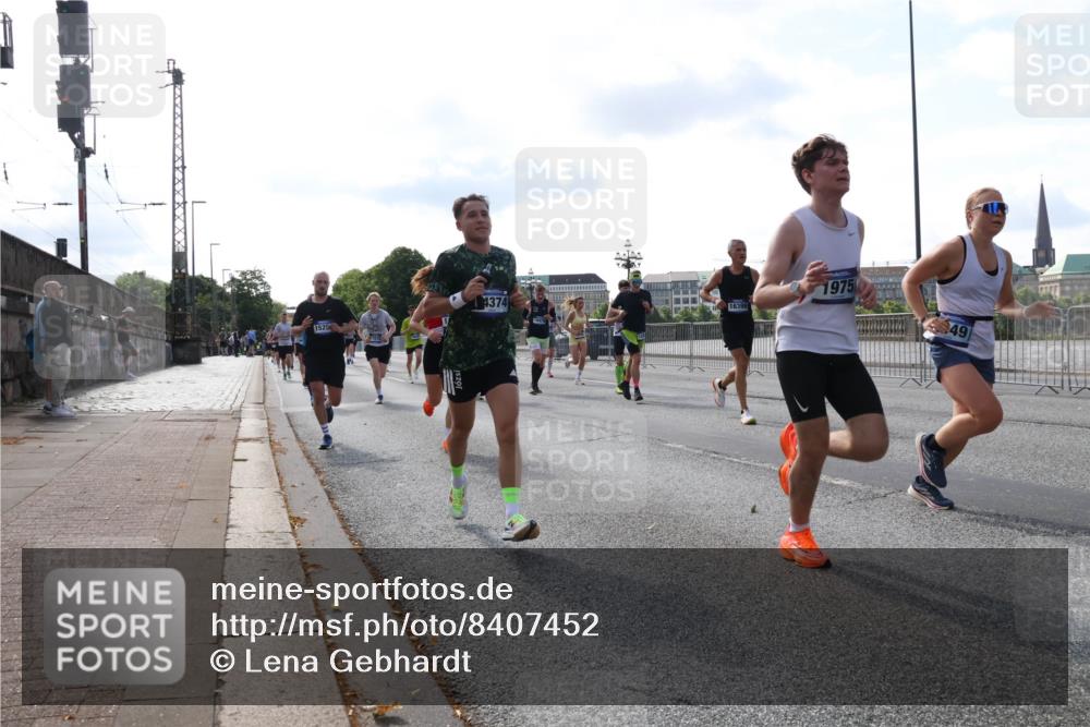 29.06.2025 - hella hamburg halbmarathon Lena Gebhardt http://msf.ph/oto/8407452 29.06.2025 09:49:48 Lombardsbrücke 4374, 1525, 1975, 49, 1343, 1445, 1615, 1800, 1975, 2324, 2415, 2573, 2745, 2750, 2849, 2949, 2980, 3014, 3136, 3282, 3431, 3530, 4148, 4303, 4318, 4425, 4528, 4766, 5248, 5648, 6095, 6123, 6682, 7035, 7229, 7495, 7796, 8370, 8465, 8629, 8925, 9264, 9265, 9294, 9296, 9686, 9914, 9979, 10680, 10930, 11765, 12098, 12327, 12839, 13141, 13457, 13800, 14077, 14204, 14359, 14374, 14560, 14629, 14667, 14688, 14789, 15094 meine-sportfotos.de