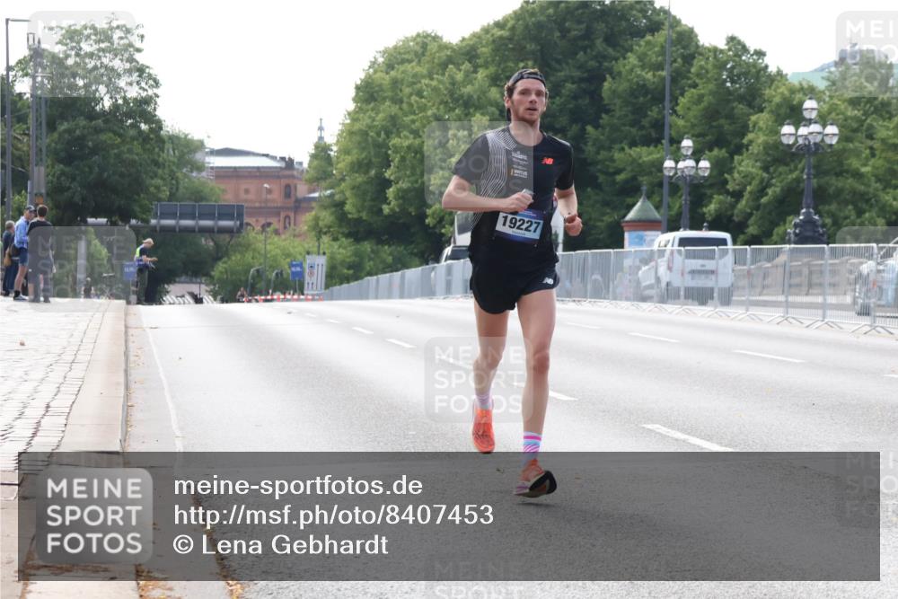 29.06.2025 - hella hamburg halbmarathon Lena Gebhardt http://msf.ph/oto/8407453 29.06.2025 09:36:25 Lombardsbrücke 19227, 42, 14689, 19227 meine-sportfotos.de