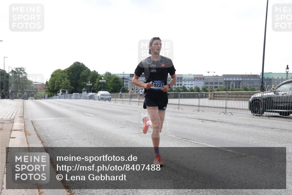 29.06.2025 - hella hamburg halbmarathon Lena Gebhardt http://msf.ph/oto/8407488 29.06.2025 09:36:27 Lombardsbrücke 9227, 42, 14689, 19227 meine-sportfotos.de