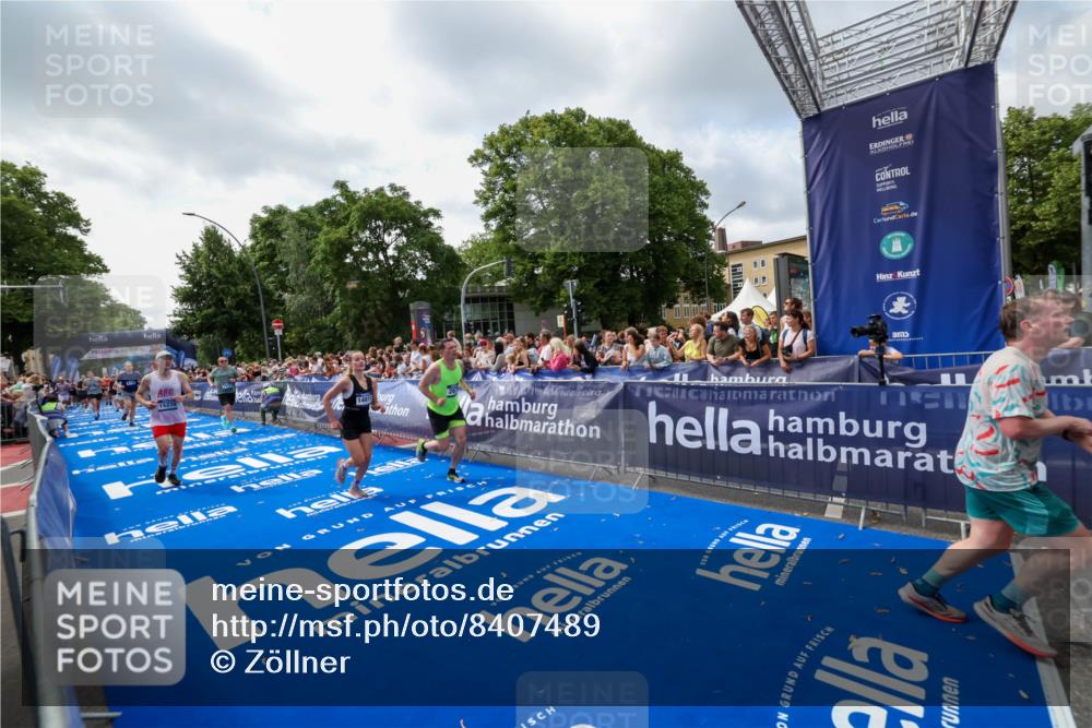 29.06.2025 - hella hamburg halbmarathon Zöllner http://msf.ph/oto/8407489 29.06.2025 10:42:24 Ziel 1256, 1312, 1903, 2675, 3523, 6639, 6770, 7693, 7865, 11907, 13746, 13807, 14226, 14811, 15095, 15175, 15270, 15654, 16281, 16660, 18330 meine-sportfotos.de