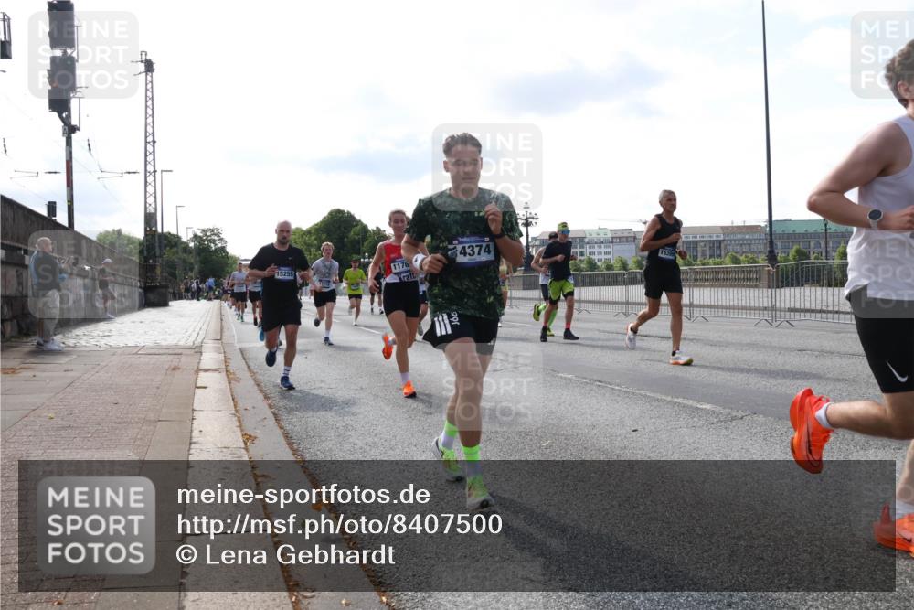 29.06.2025 - hella hamburg halbmarathon Lena Gebhardt http://msf.ph/oto/8407500 29.06.2025 09:49:48 Lombardsbrücke 15255, 1176, 4374, 16399, 1343, 1445, 1615, 1800, 1975, 2324, 2415, 2573, 2745, 2750, 2849, 2949, 2980, 3014, 3136, 3282, 3431, 3530, 4148, 4303, 4318, 4425, 4528, 4766, 5248, 5648, 6095, 6123, 6682, 7035, 7229, 7495, 7796, 8370, 8465, 8629, 8925, 9264, 9265, 9294, 9296, 9686, 9914, 9979, 10680, 10930, 11765, 12098, 12327, 12839, 13141, 13457, 13800, 14077, 14204, 14359, 14374, 14560, 14629, 14667, 14688, 14789, 15094 meine-sportfotos.de