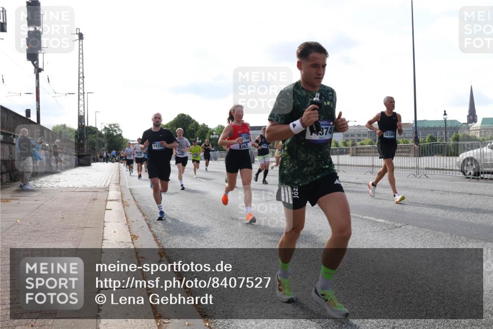 29.06.2025 - hella hamburg halbmarathon Lena Gebhardt http://msf.ph/oto/8407527 29.06.2025 09:49:48 Lombardsbrücke 1525, 17219, 1765, 374, 16399, 1343, 1445, 1615, 1800, 1975, 2324, 2415, 2573, 2745, 2750, 2849, 2949, 2980, 3014, 3136, 3282, 3431, 3530, 4148, 4303, 4318, 4425, 4528, 4766, 5248, 5648, 6095, 6123, 6682, 7035, 7229, 7495, 7796, 8370, 8465, 8629, 8925, 9264, 9265, 9294, 9296, 9686, 9914, 9979, 10680, 10930, 11765, 12098, 12327, 12839, 13141, 13457, 13800, 14077, 14204, 14359, 14374, 14560, 14629, 14667, 14688, 14789, 15094 meine-sportfotos.de