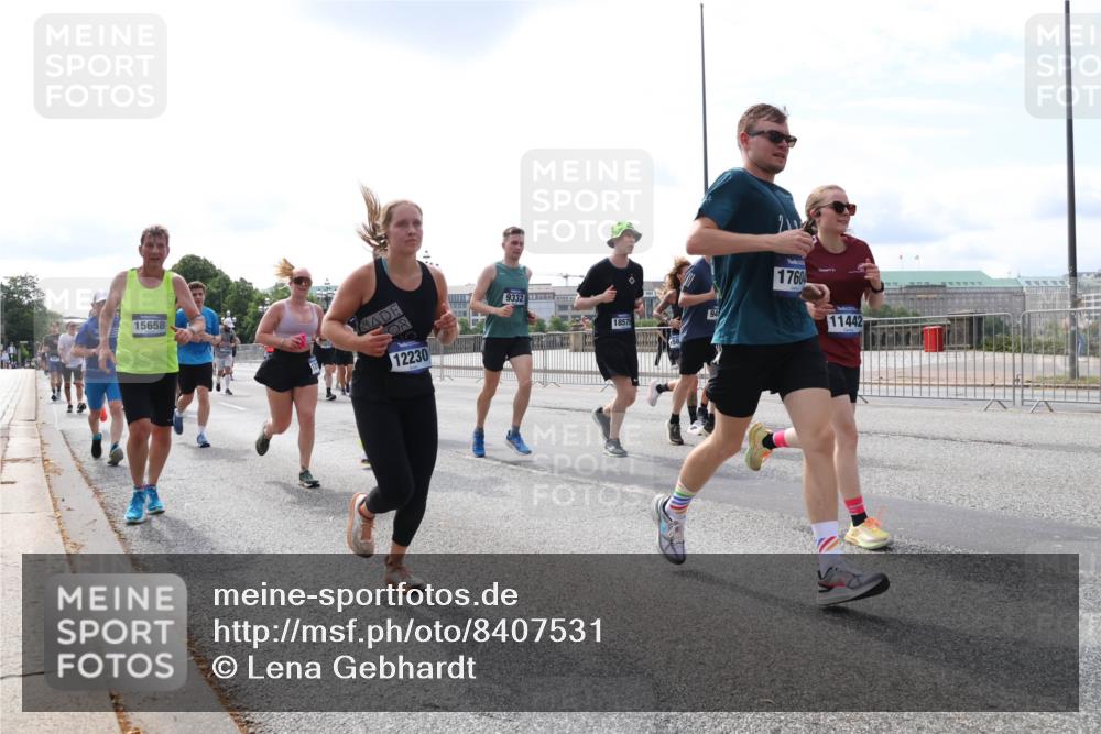29.06.2025 - hella hamburg halbmarathon Lena Gebhardt http://msf.ph/oto/8407531 29.06.2025 10:16:47 Lombardsbrücke 15658, 12230, 9332, 94, 18579, 1760, 11442, 1117, 1212, 1240, 1244, 1331, 1348, 1403, 1553, 1599, 1602, 1825, 2225, 2347, 2912, 3030, 3088, 3156, 3176, 3450, 3484, 3622, 3687, 4478, 4583, 5036, 5037, 5294, 6024, 6328, 6488, 6742, 6941, 6948, 7114, 7115, 7158, 7257, 7345, 7358, 7360, 7376, 7753, 7924, 7928, 8263, 8295, 8317, 8513, 8597, 8619, 8645, 8707, 8847, 8857, 9091, 9208, 9332, 9492, 9628, 9664, 9676, 9810, 10076, 10139, 10141, 10232, 11344, 11345 meine-sportfotos.de