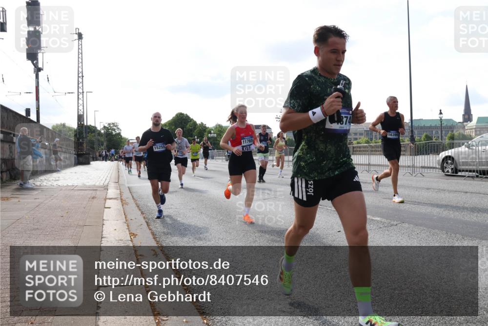 29.06.2025 - hella hamburg halbmarathon Lena Gebhardt http://msf.ph/oto/8407546 29.06.2025 09:49:48 Lombardsbrücke 15255, 11765, 18979, 374, 16399, 1343, 1445, 1615, 1800, 1975, 2324, 2415, 2573, 2745, 2750, 2849, 2949, 2980, 3014, 3136, 3282, 3431, 3530, 4148, 4303, 4318, 4425, 4528, 4766, 5248, 5648, 6095, 6123, 6682, 7035, 7229, 7495, 7796, 8370, 8465, 8629, 8925, 9264, 9265, 9294, 9296, 9686, 9914, 9979, 10680, 10930, 11765, 12098, 12327, 12839, 13141, 13457, 13800, 14077, 14204, 14359, 14374, 14560, 14629, 14667, 14688, 14789, 15094 meine-sportfotos.de