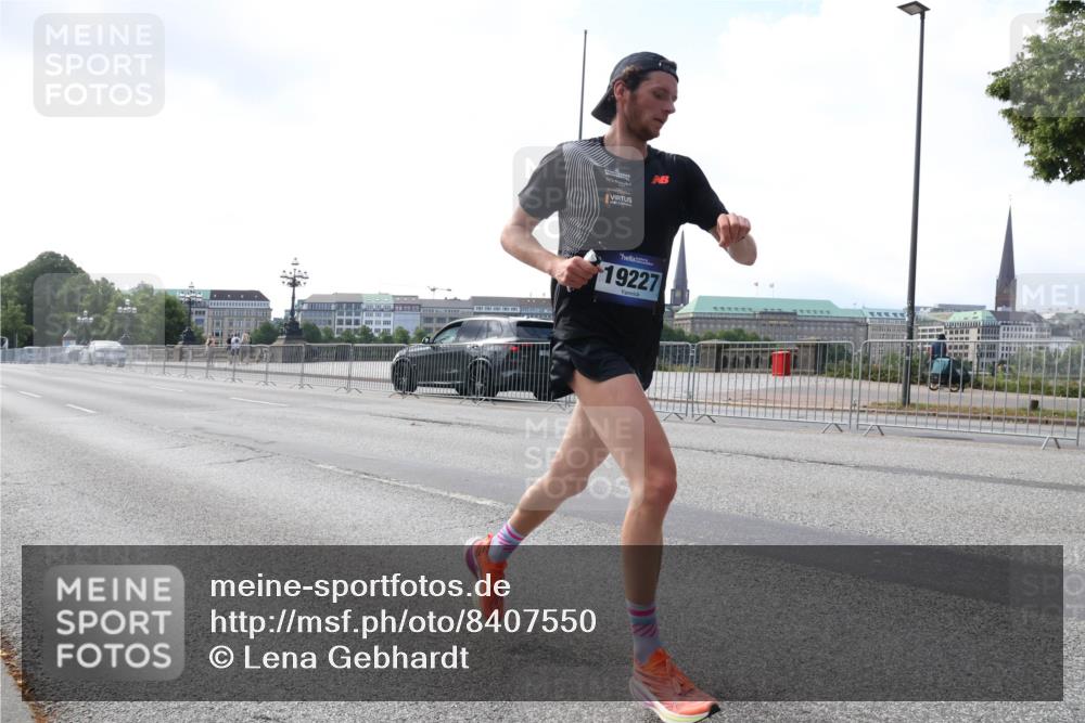 29.06.2025 - hella hamburg halbmarathon Lena Gebhardt http://msf.ph/oto/8407550 29.06.2025 09:36:27 Lombardsbrücke 19227, 42, 14689, 19227 meine-sportfotos.de
