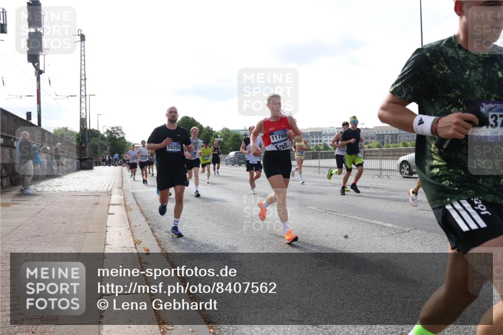 29.06.2025 - hella hamburg halbmarathon Lena Gebhardt http://msf.ph/oto/8407562 29.06.2025 09:49:49 Lombardsbrücke 15255, 11765, 37, 5, 1343, 1445, 1615, 1800, 1975, 2324, 2415, 2573, 2750, 2949, 2980, 3014, 3136, 3282, 3431, 3530, 4148, 4303, 4318, 4425, 4528, 4766, 5248, 5648, 6095, 6123, 6682, 7035, 7229, 7495, 7796, 8370, 8465, 8629, 8925, 9264, 9265, 9294, 9296, 9686, 9914, 9979, 10680, 10930, 11765, 12098, 12327, 12839, 13141, 13457, 13800, 14077, 14204, 14359, 14374, 14560, 14629, 14667, 14688, 14789, 15094 meine-sportfotos.de