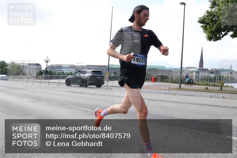 29.06.2025 - hella hamburg halbmarathon Lena Gebhardt http://msf.ph/oto/8407579 29.06.2025 09:36:27 Lombardsbrücke 19227, 42, 14689, 19227 meine-sportfotos.de