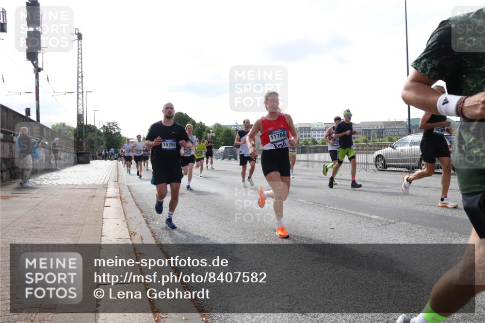 29.06.2025 - hella hamburg halbmarathon Lena Gebhardt http://msf.ph/oto/8407582 29.06.2025 09:49:49 Lombardsbrücke 15255, 13215, 11765, 16399, 1343, 1445, 1615, 1800, 1975, 2324, 2415, 2573, 2750, 2949, 2980, 3014, 3136, 3282, 3431, 3530, 4148, 4303, 4318, 4425, 4528, 4766, 5248, 5648, 6095, 6123, 6682, 7035, 7229, 7495, 7796, 8370, 8465, 8629, 8925, 9264, 9265, 9294, 9296, 9686, 9914, 9979, 10680, 10930, 11765, 12098, 12327, 12839, 13141, 13457, 13800, 14077, 14204, 14359, 14374, 14560, 14629, 14667, 14688, 14789, 15094 meine-sportfotos.de