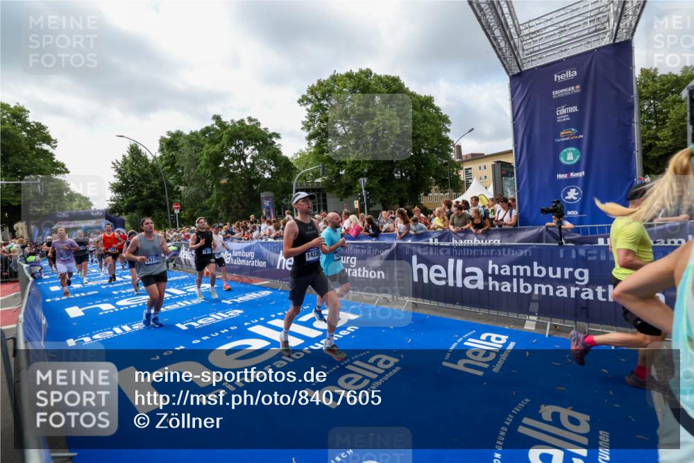 29.06.2025 - hella hamburg halbmarathon Zöllner http://msf.ph/oto/8407605 29.06.2025 10:42:30 Ziel 1209, 1256, 1353, 1800, 1962, 2233, 3523, 6639, 7116, 7448, 7693, 7734, 11907, 13446, 14226, 15095, 15175, 15623, 15654, 16281, 16295, 16333, 17637, 17733, 17911, 18330, 18680 meine-sportfotos.de