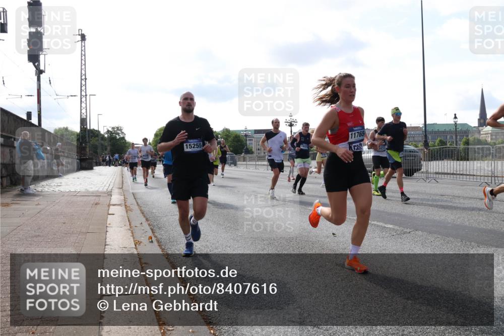 29.06.2025 - hella hamburg halbmarathon Lena Gebhardt http://msf.ph/oto/8407616 29.06.2025 09:49:49 Lombardsbrücke 15255, 18979, 11765, 3431, 1343, 1445, 1615, 1800, 1975, 2324, 2415, 2573, 2750, 2949, 2980, 3014, 3136, 3282, 3431, 3530, 4148, 4303, 4318, 4425, 4528, 4766, 5248, 5648, 6095, 6123, 6682, 7035, 7229, 7495, 7796, 8370, 8465, 8629, 8925, 9264, 9265, 9294, 9296, 9686, 9914, 9979, 10680, 10930, 11765, 12098, 12327, 12839, 13141, 13457, 13800, 14077, 14204, 14359, 14374, 14560, 14629, 14667, 14688, 14789, 15094 meine-sportfotos.de