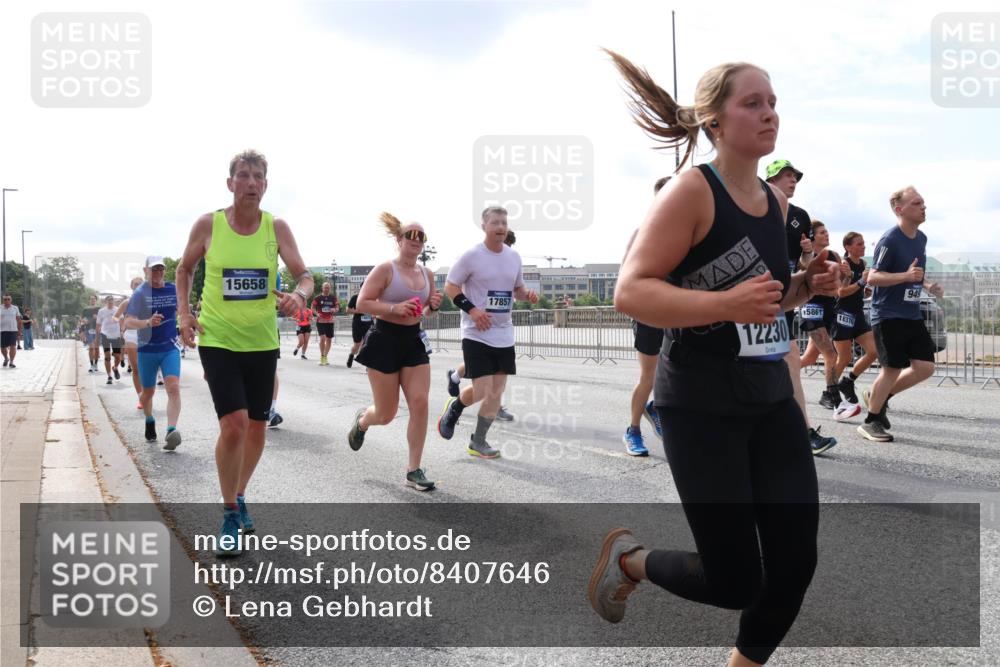 29.06.2025 - hella hamburg halbmarathon Lena Gebhardt http://msf.ph/oto/8407646 29.06.2025 10:16:47 Lombardsbrücke 15658, 17857, 12230, 15861, 16376, 949, 1117, 1212, 1240, 1244, 1331, 1348, 1403, 1553, 1599, 1602, 1825, 2225, 2347, 2912, 3030, 3088, 3156, 3176, 3450, 3484, 3622, 3687, 4478, 4583, 5036, 5037, 5294, 6024, 6328, 6488, 6742, 6941, 6948, 7114, 7115, 7158, 7257, 7345, 7358, 7360, 7376, 7753, 7924, 7928, 8263, 8295, 8317, 8513, 8597, 8619, 8645, 8707, 8847, 8857, 9091, 9208, 9332, 9492, 9628, 9664, 9676, 9810, 10076, 10139, 10141, 10232, 11344, 11345 meine-sportfotos.de